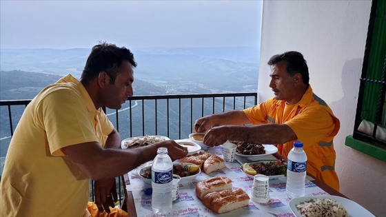 'Yangın bekçileri' ramazanda iftarlarını yeşil örtü üzerinde yapıyor