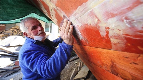 Yaptığı ahşap tekneler 51 yıldır denizlerde yol alıyor