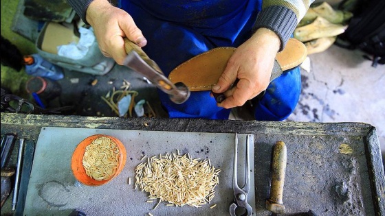 Yarım asırdır tahta çivili ayakkabı üretiyor