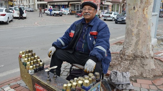 Yarım asrı aşkın süredir ayakkabı boyuyor