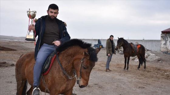 Yarışlara hazırlandığı rahvan atlarına gözü gibi bakıyor