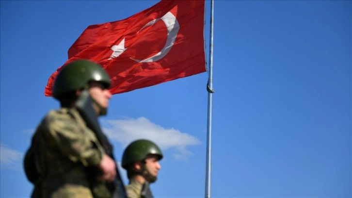 Yasa dışı yollarla Türkiye'ye geçmeye çalışan 1'i terörist 16 kişi yakalandı
