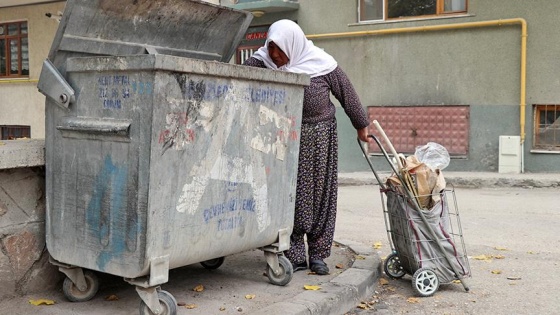 Yaşlı kadın pazar arabasında hayatın yükünü taşıyor