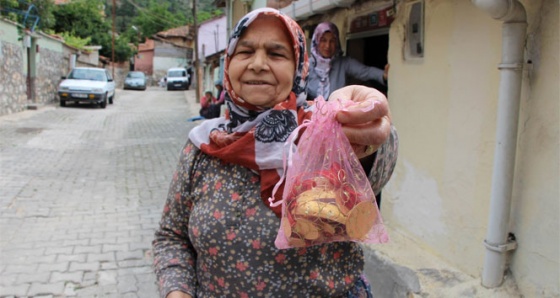 Yaşlı kadını 'oğlun gözaltına alınacak' diye dolandırdılar