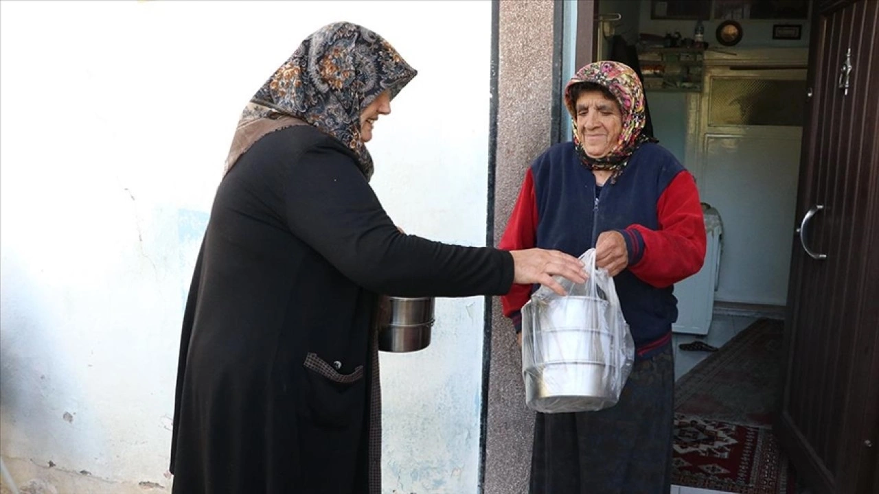 Yaşlı ve ihtiyaç sahiplerinin yemekleri gönüllü kadınların ellerinde pişiyor