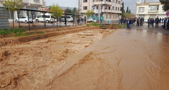 Yavuzeli'nde çay taştı, yollar göle döndü