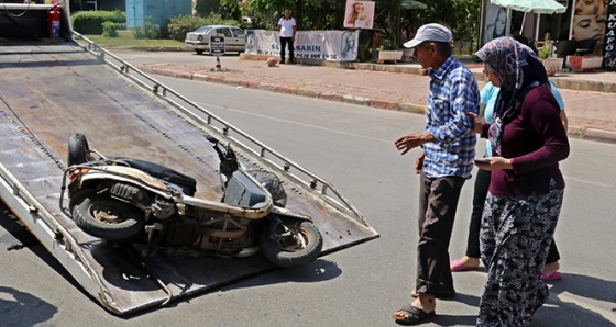 Yaya geçidinden motosikletle geçmeye kalkınca hastanelik oldular