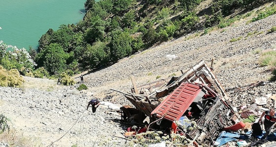 Yaylaya giden kamyon şarampole yuvarlandı: 1 ölü, 8 yaralı