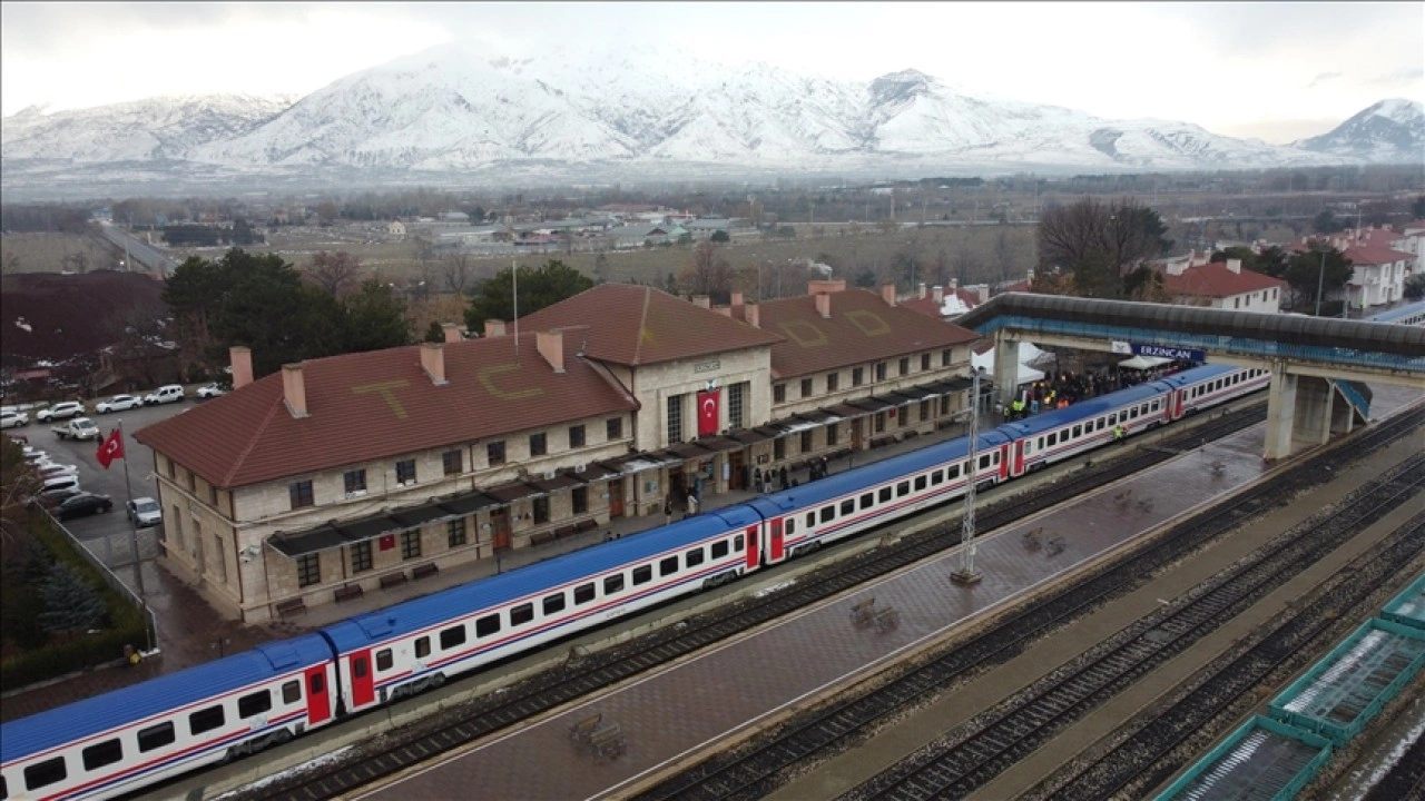 Yeni sezonun ilk seferine çıkan Turistik Doğu Ekspresi, Erzincan'a ulaştı