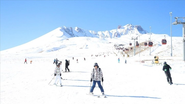 Yeni yılın ilk gününde kayakseverler Erciyes'te yoğunluk oluşturdu