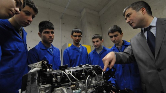 'Yerli otomobili' hedef gösterdiği öğrencilerini geleceğe hazırlıyor