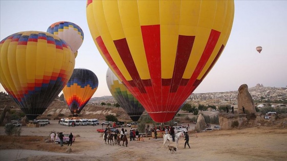 Yerli sıcak hava balonları ilk kez turistlerle uçtu