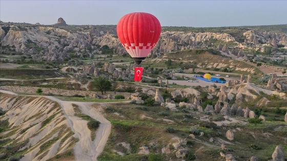 Yerli ve milli sıcak hava balonu Kapadokya'da Türk bayrağı ve Atatürk posteriyle uçtu