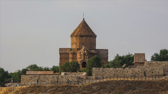 Yerli ve yabancı turistlerin uğrak yeri: Akdamar Adası