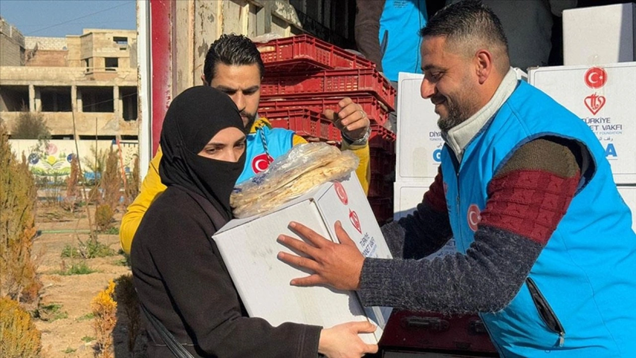 Yermuk Mülteci Kampı'ndaki Filistinliler yaşamlarını insani yardımlarla sürdürüyor