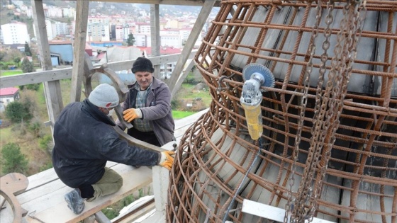 Yeşil Cami'nin duvarları 34 yıldır emektar taş ustalarının ellerinde şekil alıyor