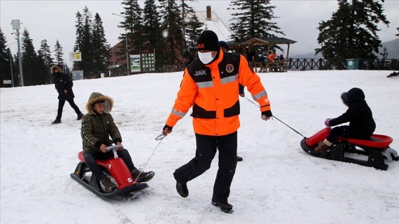 Yetim ve öksüz çocuklar, Ilgaz Dağı Kayak Merkezi'nde gönüllerince eğlendi