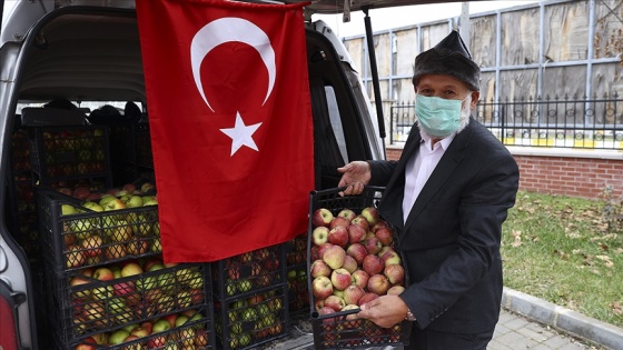 Yetiştirdiği elmaları 700 kilometre yol katederek hudut nöbeti tutan Mehmetçiğe getirdi