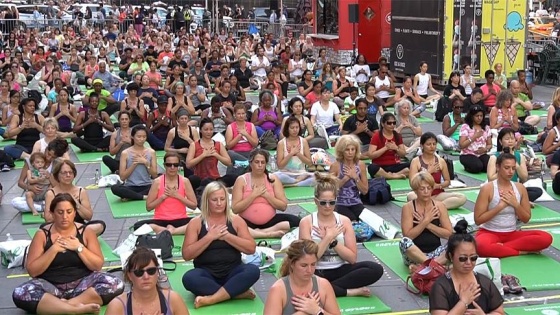 Yoga tutkunları Times Meydanı'nda buluştu