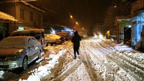 Yoğun kar yağışı nedeniyle bazı illerde yerleşim birimlerine ulaşım sağlanamıyor