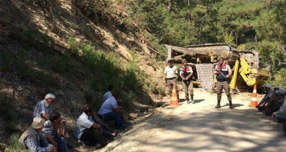 Yol açmak isterken iş makinesinin altında kalarak can verdi