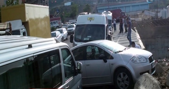 Yol çöktü, araçların tekerleri çukura saplandı