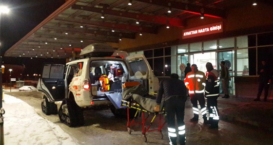 Yol kapanınca hastaya karpalet ambulansla ulaştılar