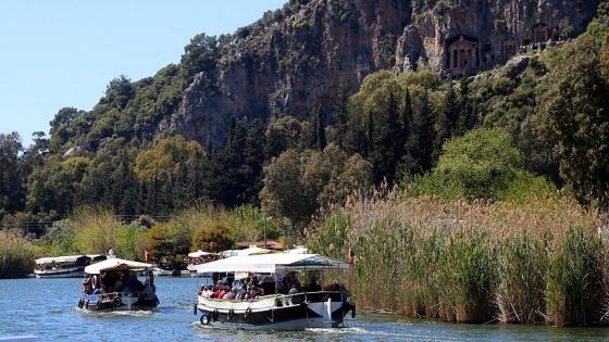 Yol karadan uzadığı için cenazeleri kayıkla taşıyorlar