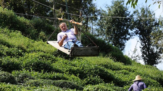 Yol olmadığı için evine ilkel teleferikle gidip geliyor