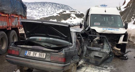 Yolcu minibüsü ile otomobil çarpıştı: 1 ölü, 6 yaralı