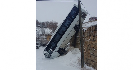 Yolcu otobüsü 6 metrelik duvardan düştü: 1 yaralı