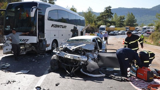 Yolcu otobüsü ile otomobil çarpıştı: 3 ölü, 2 yaralı