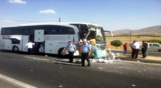 Yolcu otobüsü TIR’a arkadan çarptı: 1 yaralı