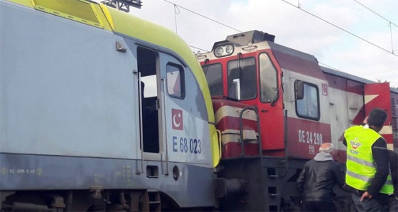 Yolcu treni ile yük treni kafa kafaya çarpıştı: 3 yaralı