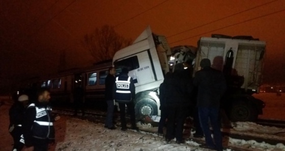 Yolcu treni tıra çarptı: 1 ölü, 5 yaralı