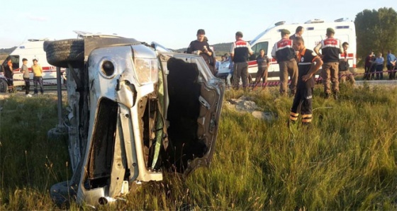 Yoldan çıkan araç takla attı: 2 ölü, 6 yaralı