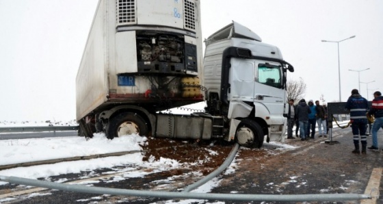 Yoldan çıkan araçlar aydınlatma direklerini devirdi