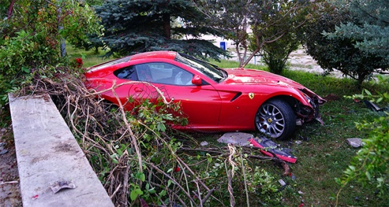 Yoldan çıkan Ferrari okulun bahçesine uçtu