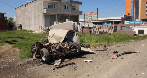 Yoldan çıkan kamyon önce dört araca ardından bir eve çarptı