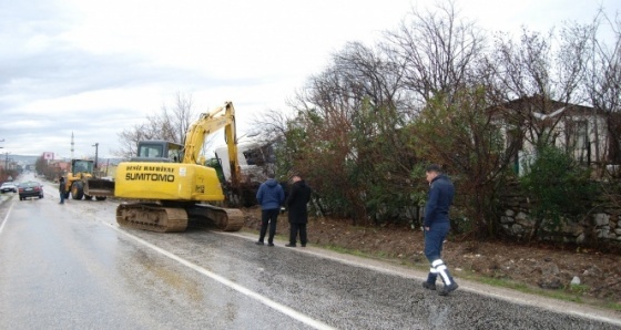 Yoldan çıkan TIR bahçeye daldı