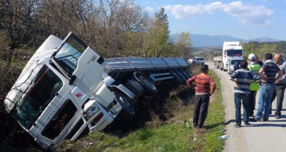 Yoldan çıkan TIR yan yattı