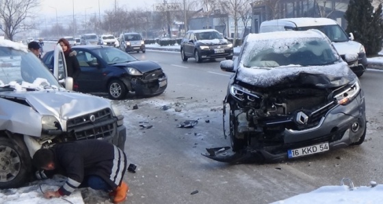 Yollar buz pistine döndü, kaza üstüne kaza oldu