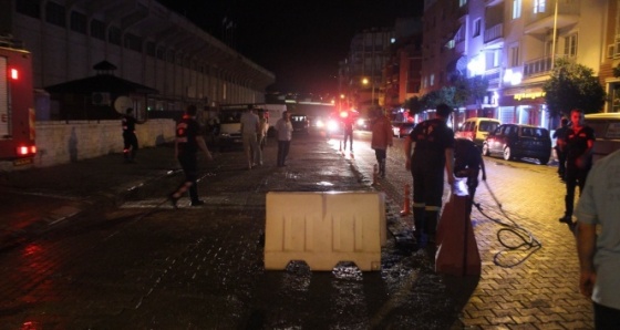 Yollar çöktü, itfaiye ve temizlik kamyonu yola saplandı