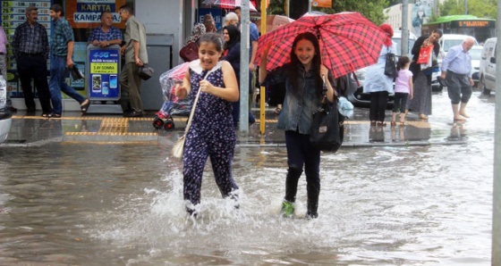 Yağmur yağdı yollar göle döndü!