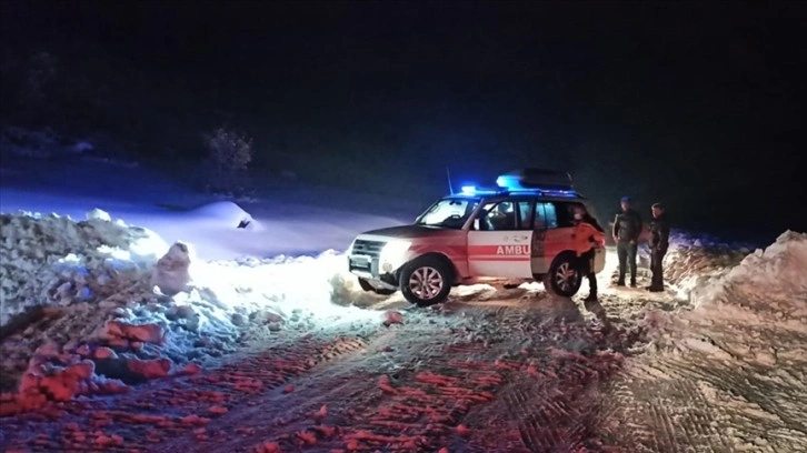 Yolu kapalı köydeki engelli hastaya paletli ambulansla ulaşıldı