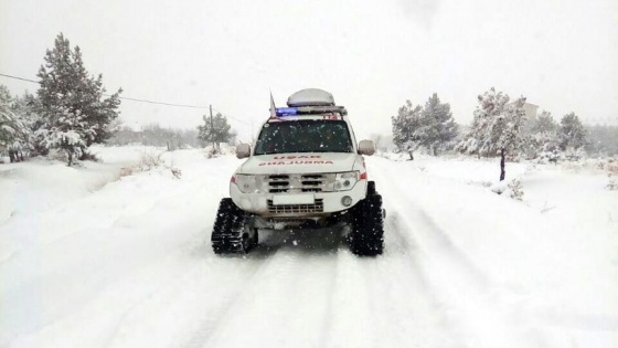 Yolu kapanan köydeki yaralı kadın kurtarıldı