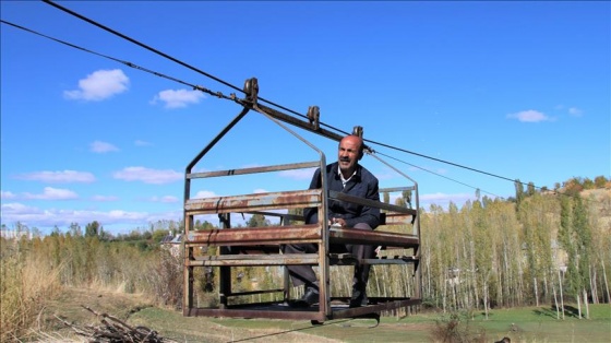 Yolu olmayan tarlaya 'teleferikle' ulaşıyor