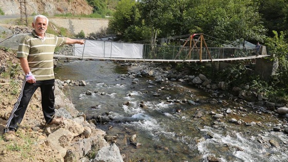 Yolu uzun bulunca asma köprü kurdular