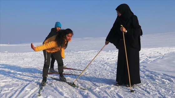 Yonca öğretmen, kendisi gibi şampiyon kayakçılar yetiştiriyor