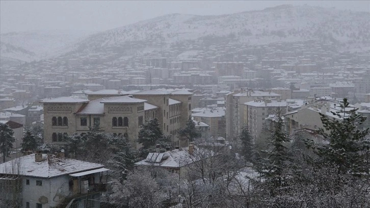 Yozgat, Sivas ve Nevşehir'e nisanda kar yağdı